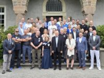 Gruppenbild vor dem Schloss